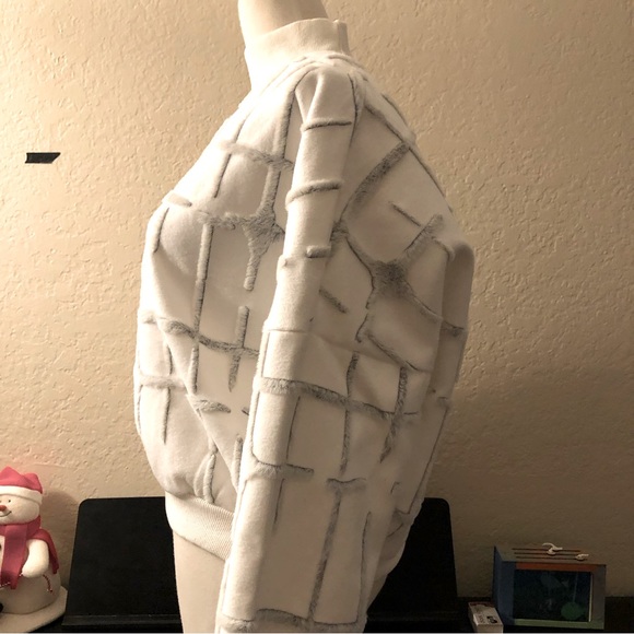 Unique Pattern Top - Picture 4 of 6